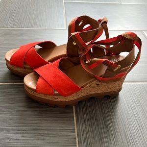 Beautiful size 8 coral-orange Sorel wedge sandals